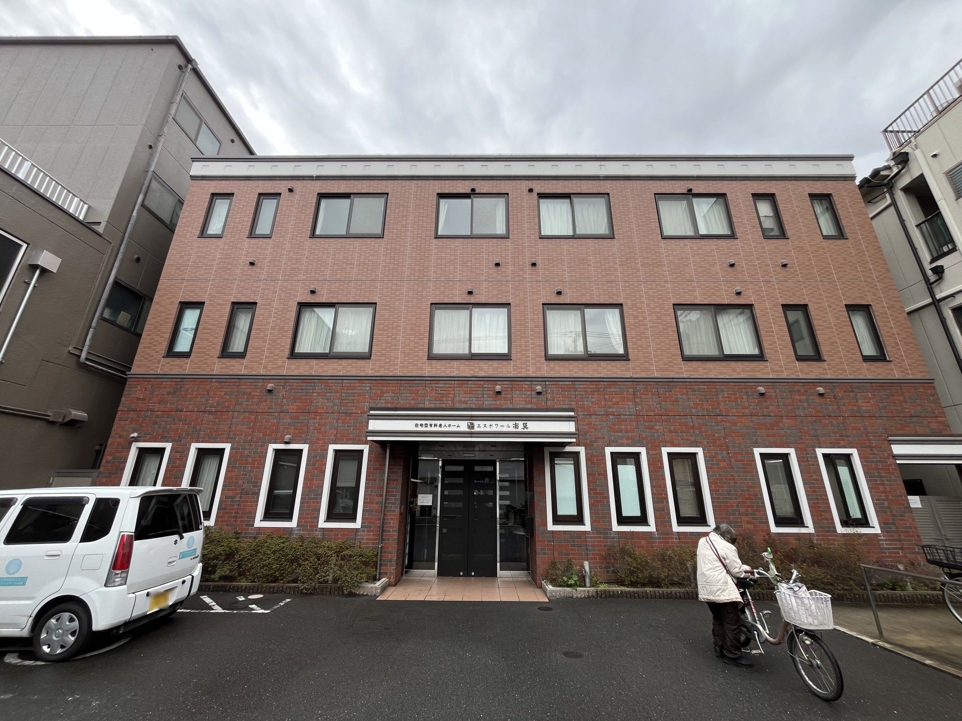 レンガ色の建物エントランス
