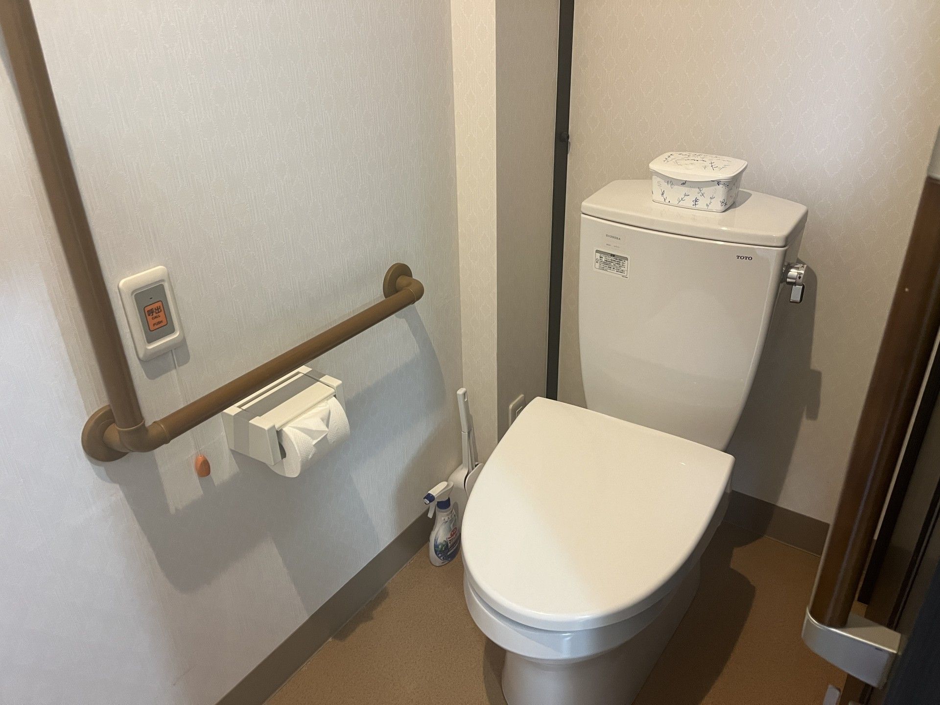 手すり付きのトイレ