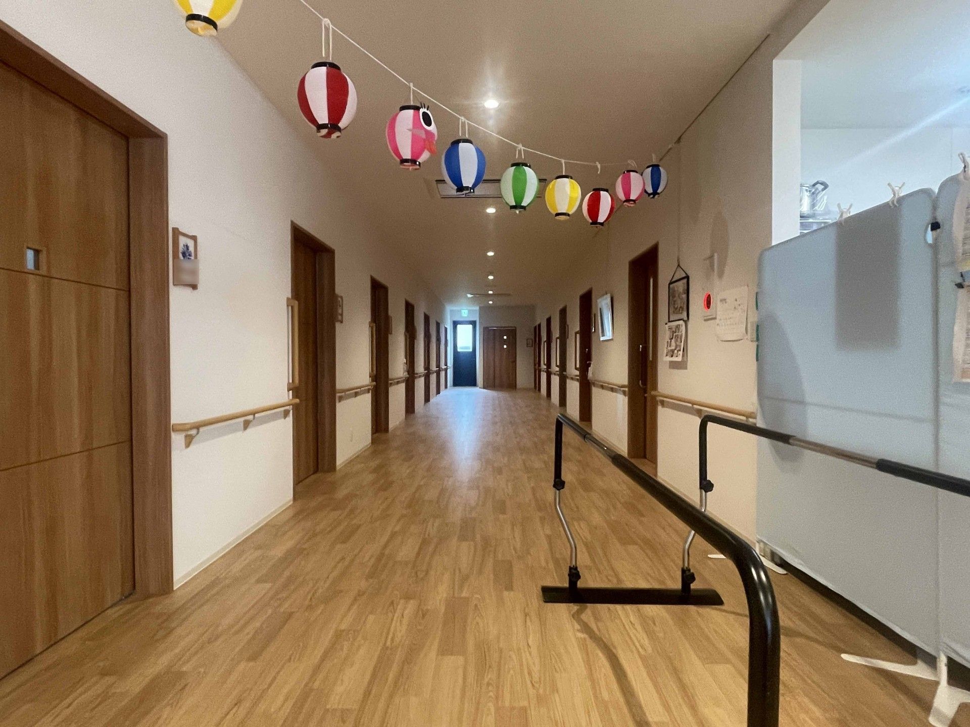 色とりどりの提灯が並ぶ廊下