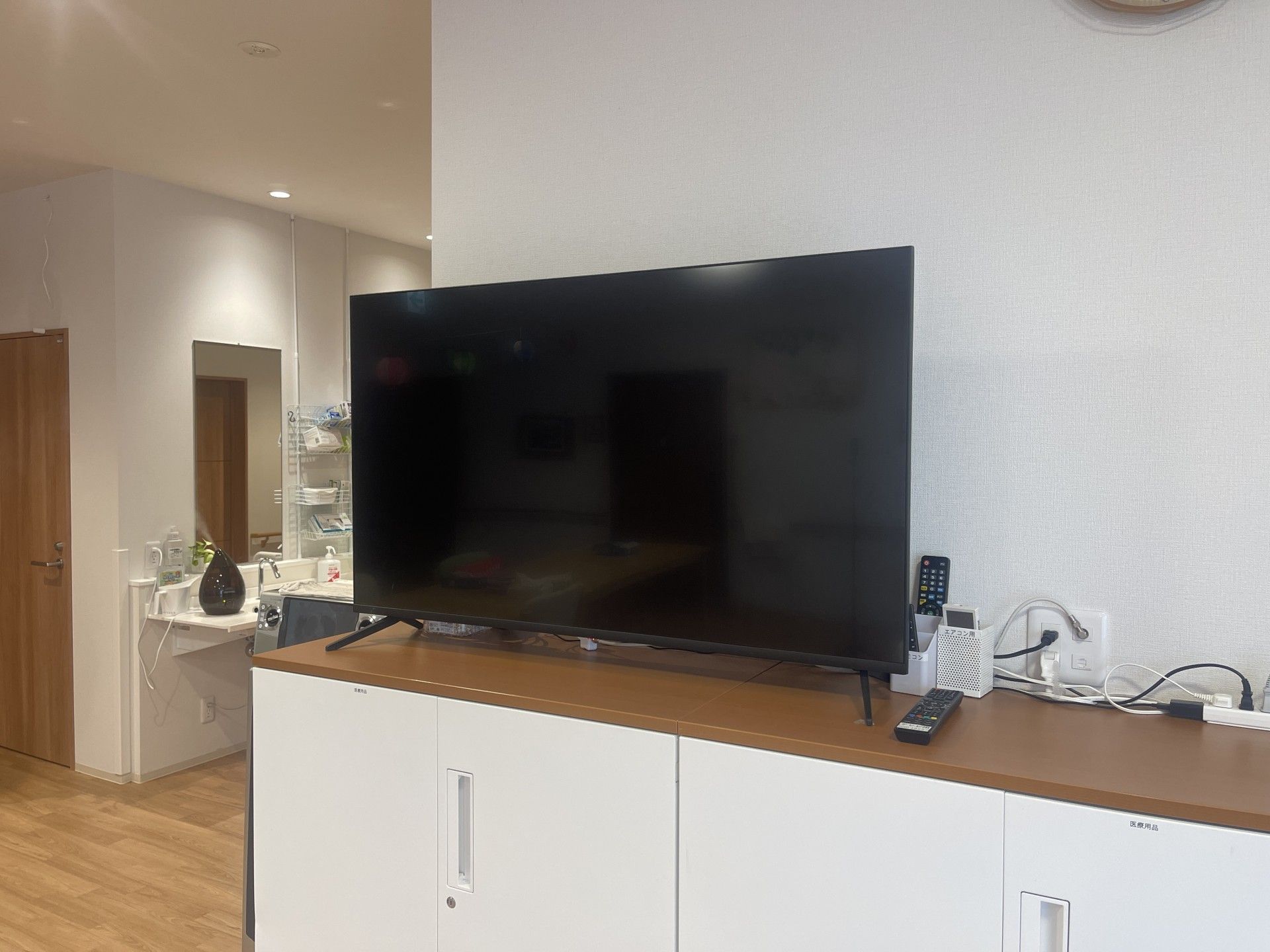 テレビと洗面台のある部屋