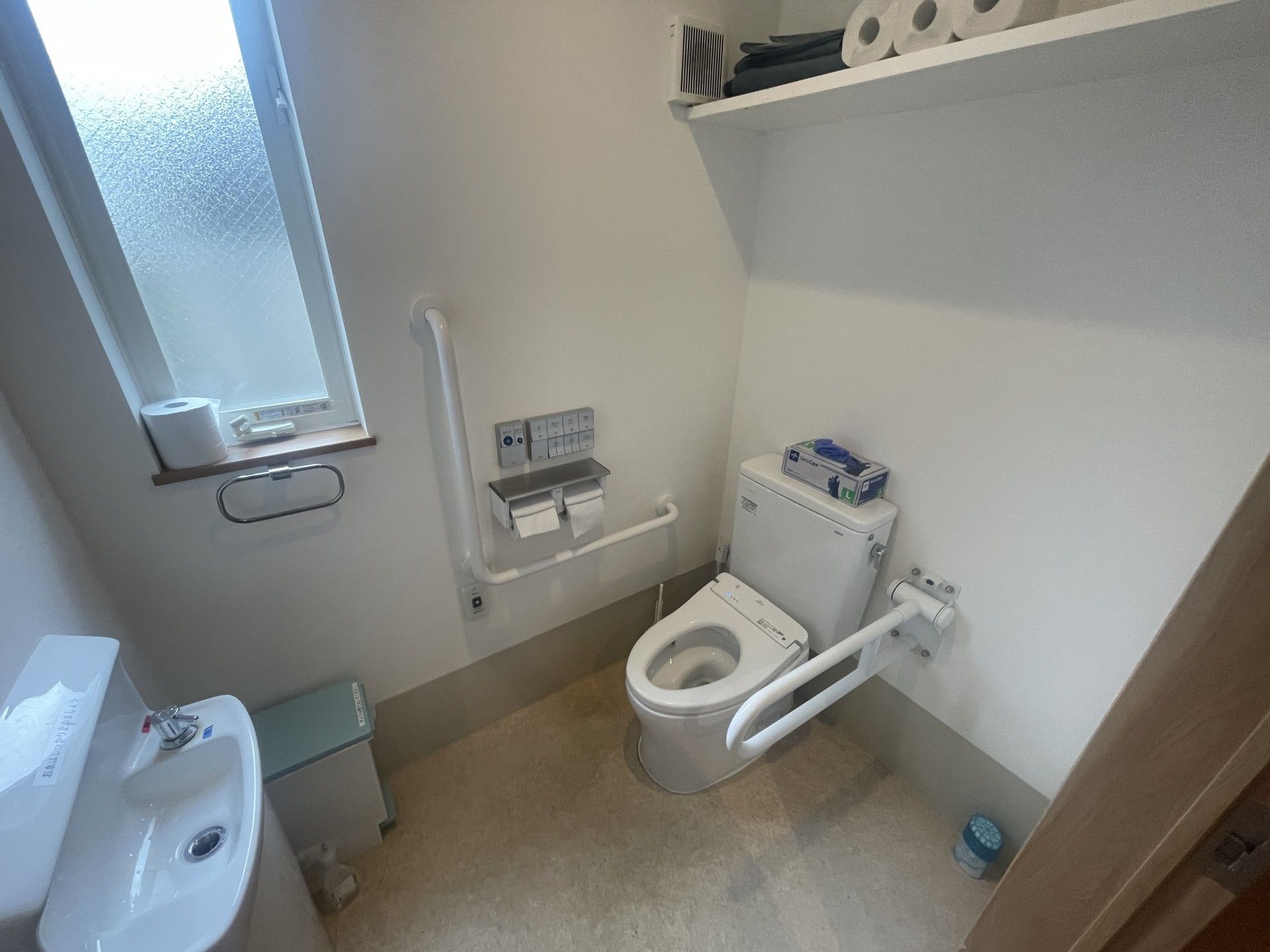 手すり付きのトイレ