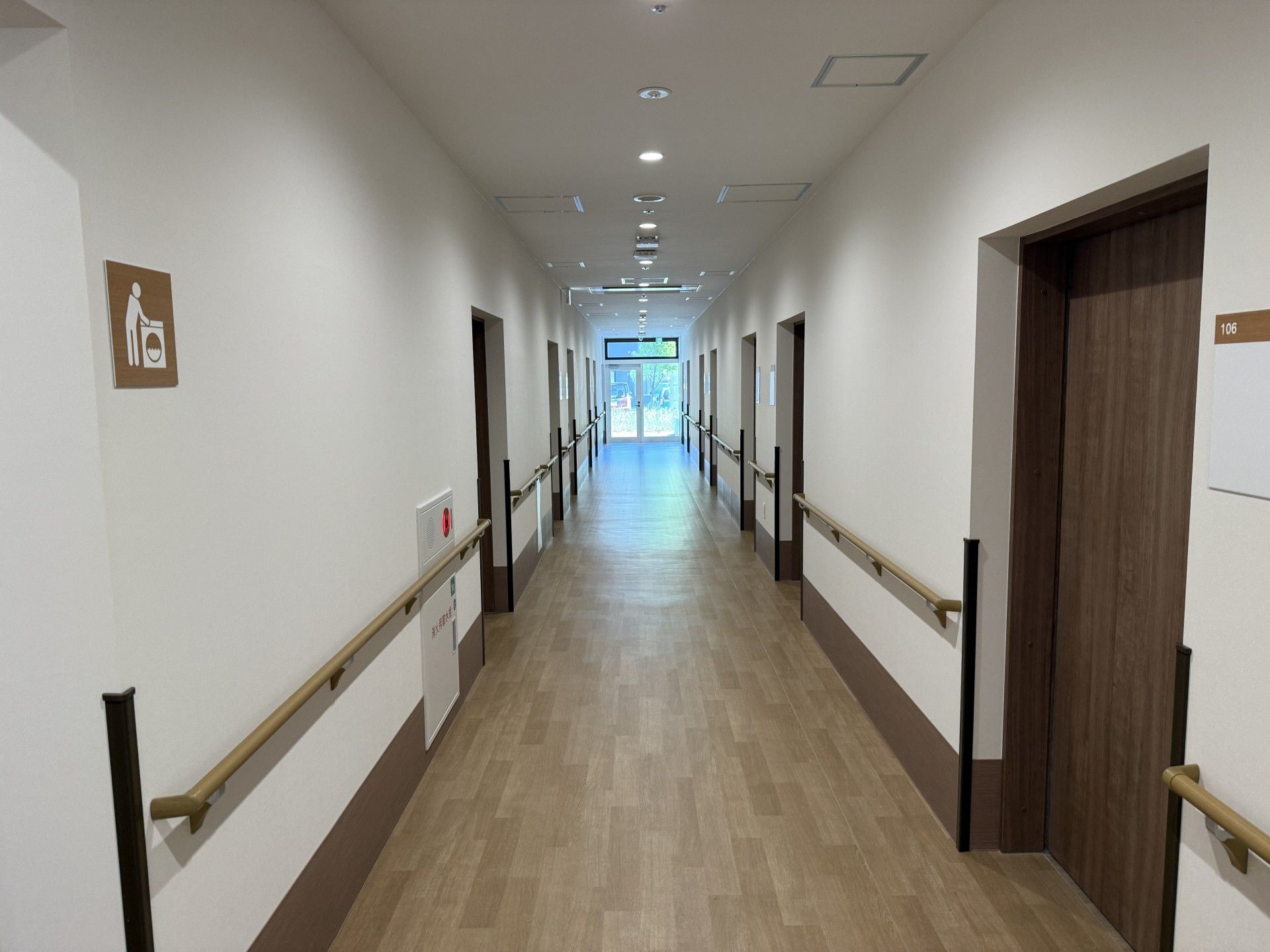 手すり付きの長い廊下