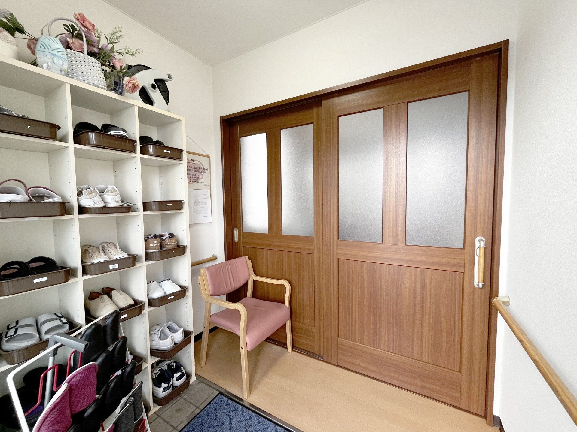 靴棚と椅子のある玄関