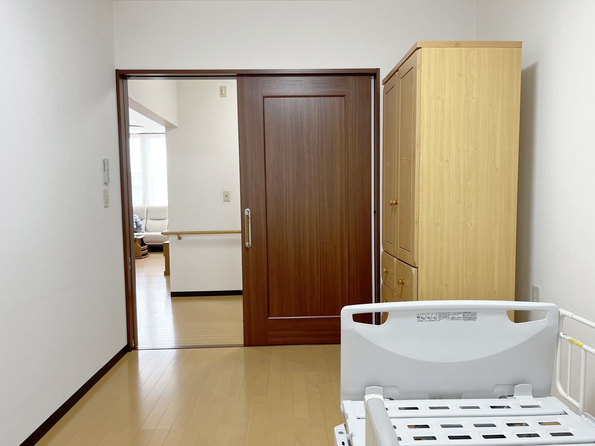 木製扉と収納棚の部屋