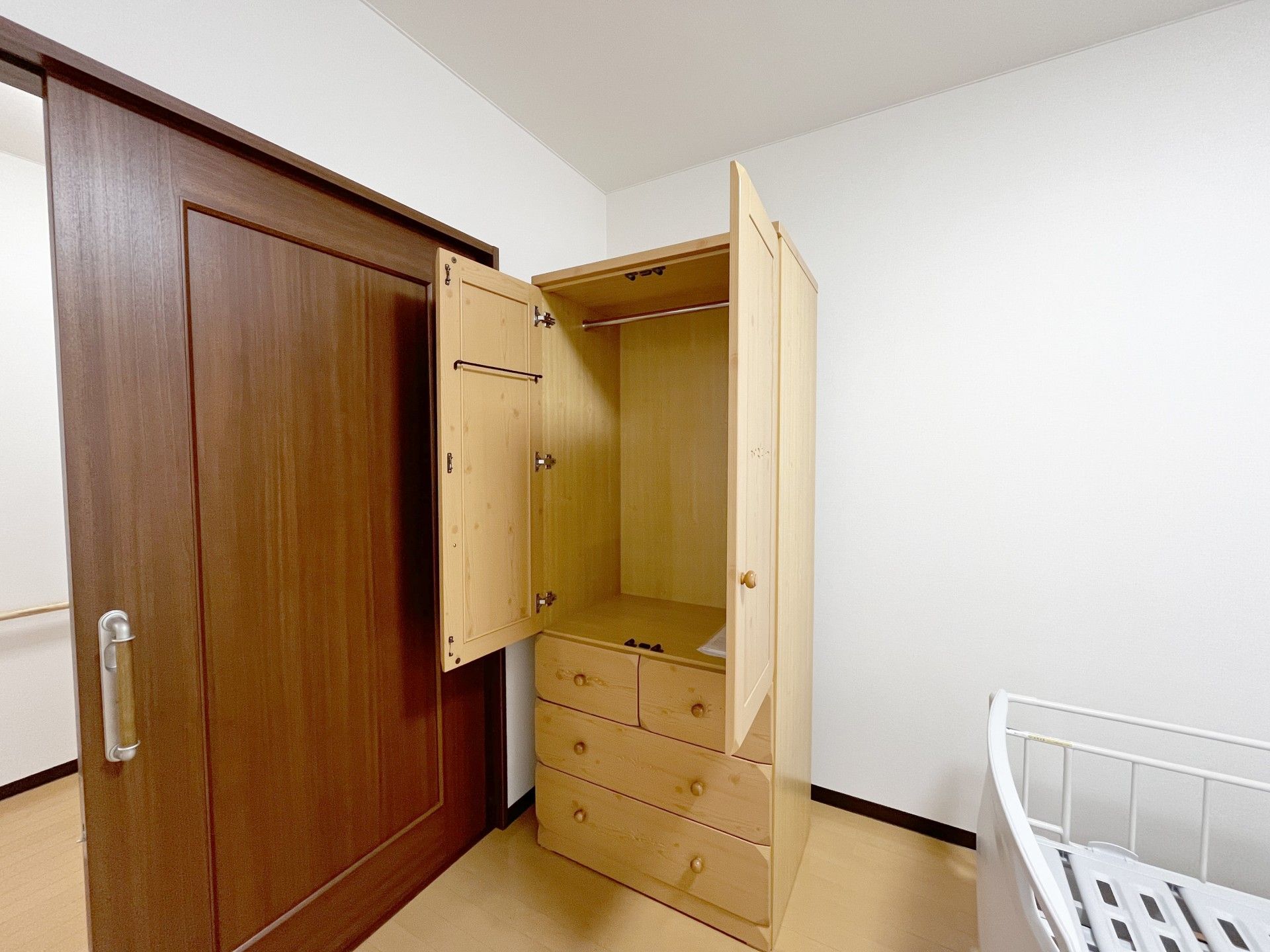 木製収納とベッドの部屋