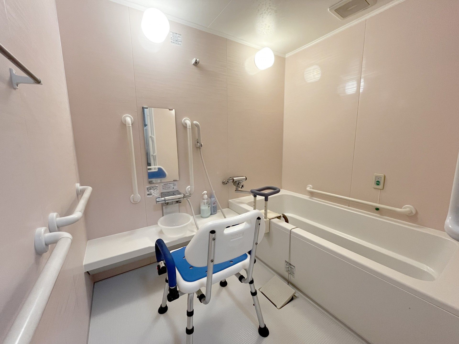 手すり付きの浴室