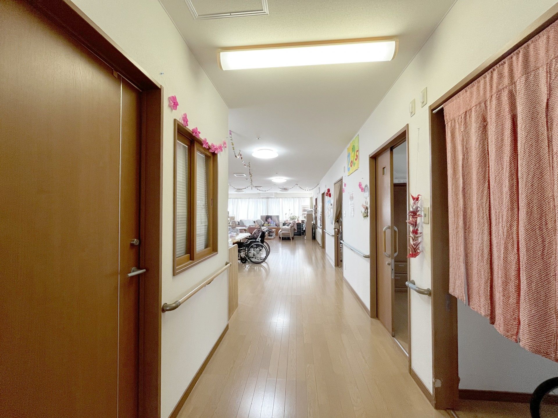 明るい廊下と車椅子の方