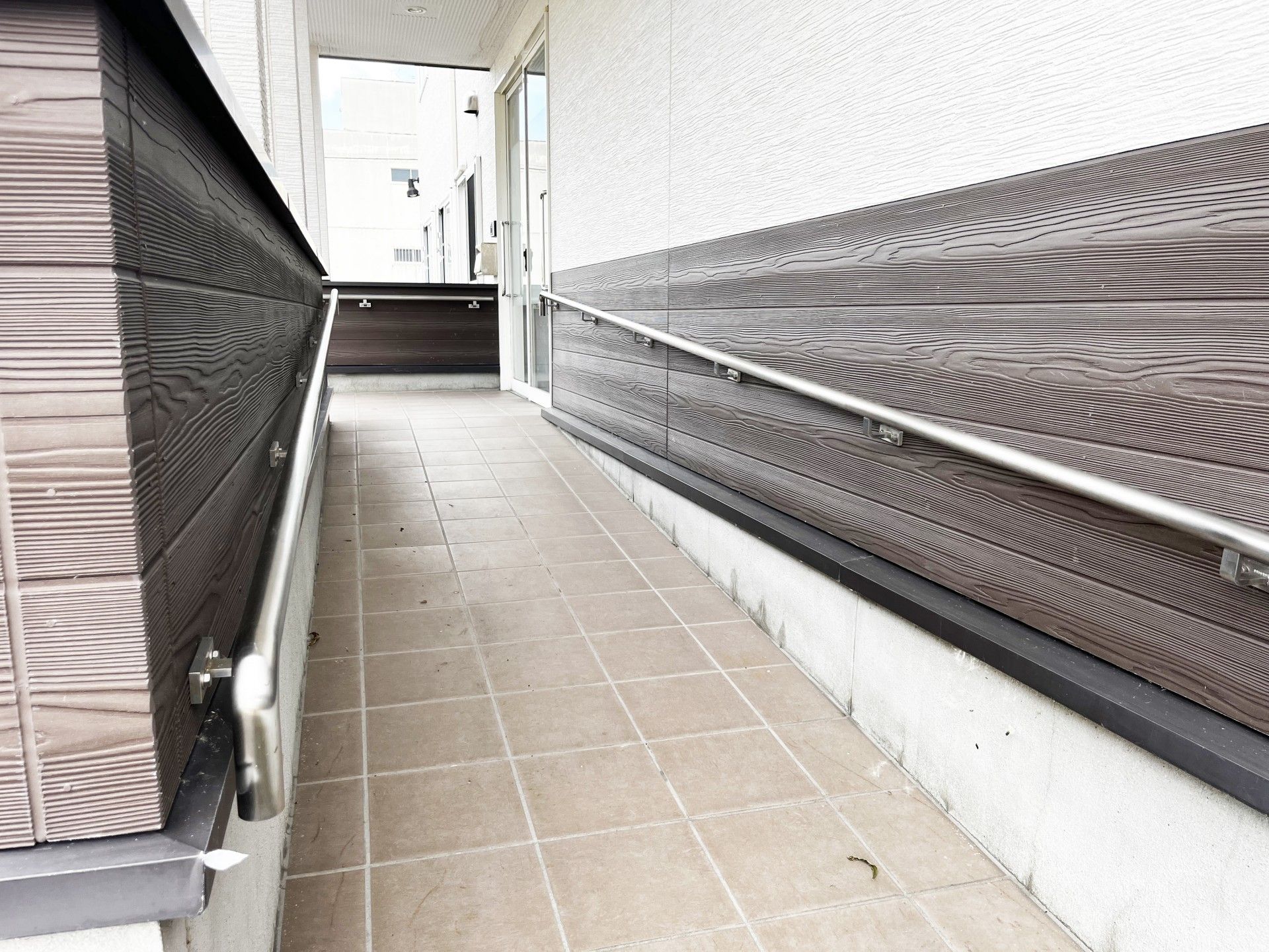 手すり付きの通路