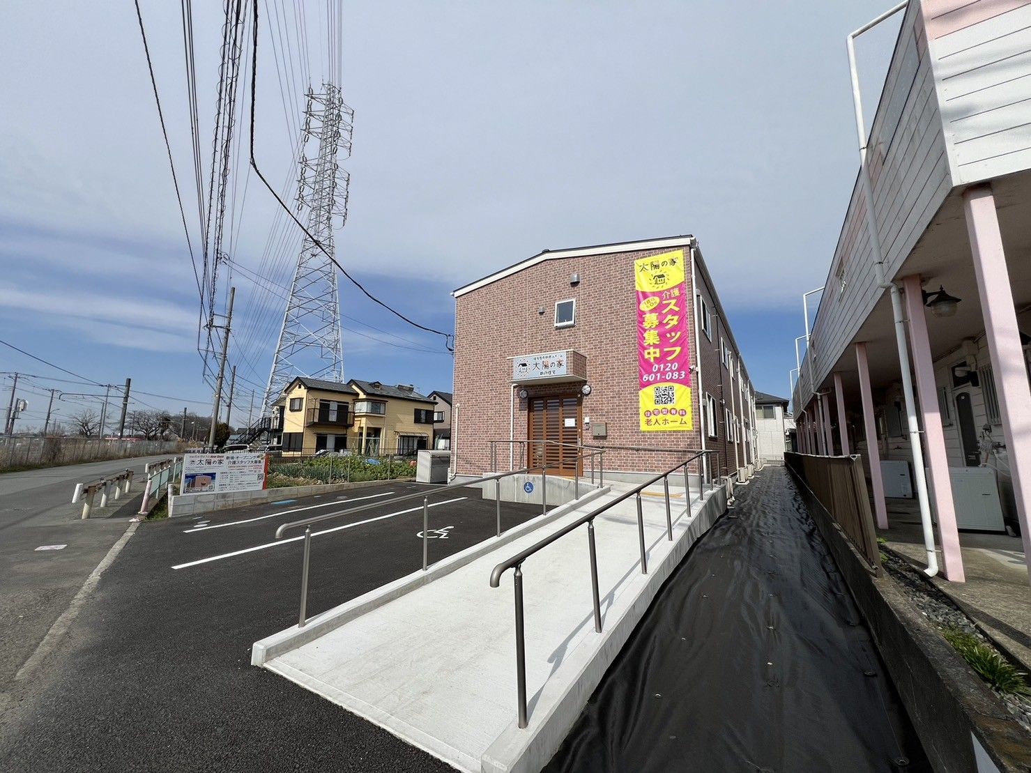 ゆったりとした駐車場の施設外観