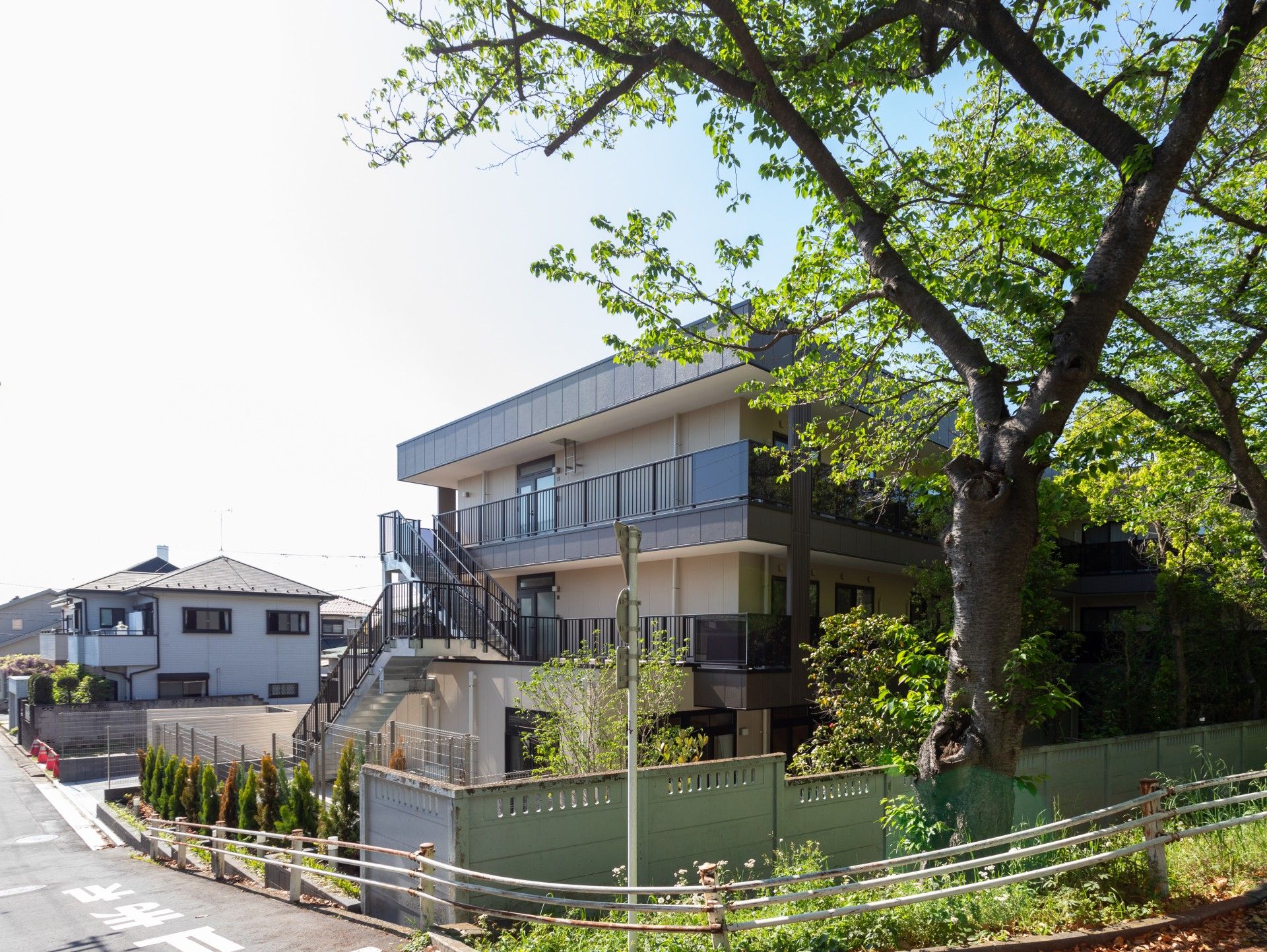 緑豊かな建物外観