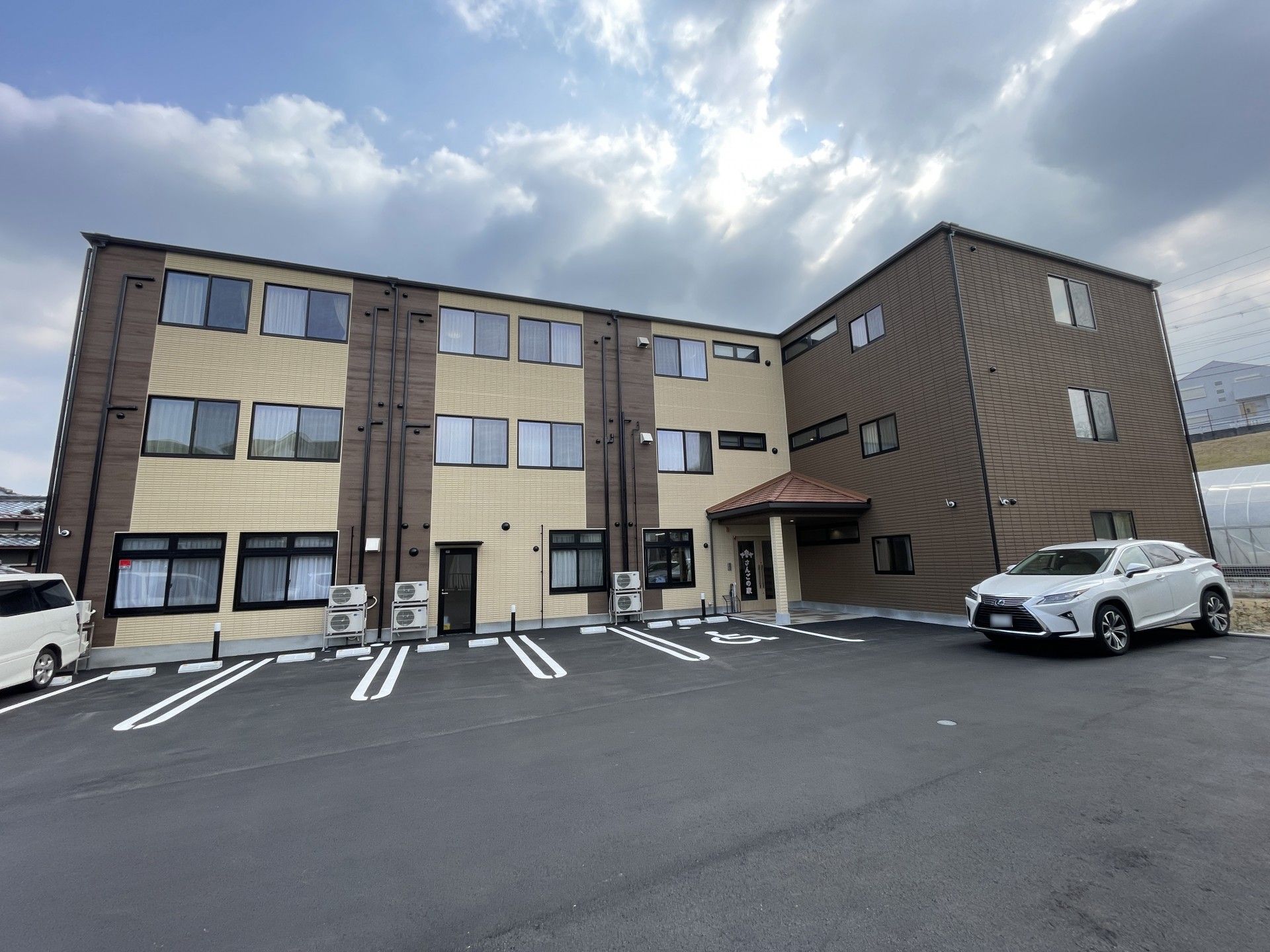 ゆったり駐車場のある建物