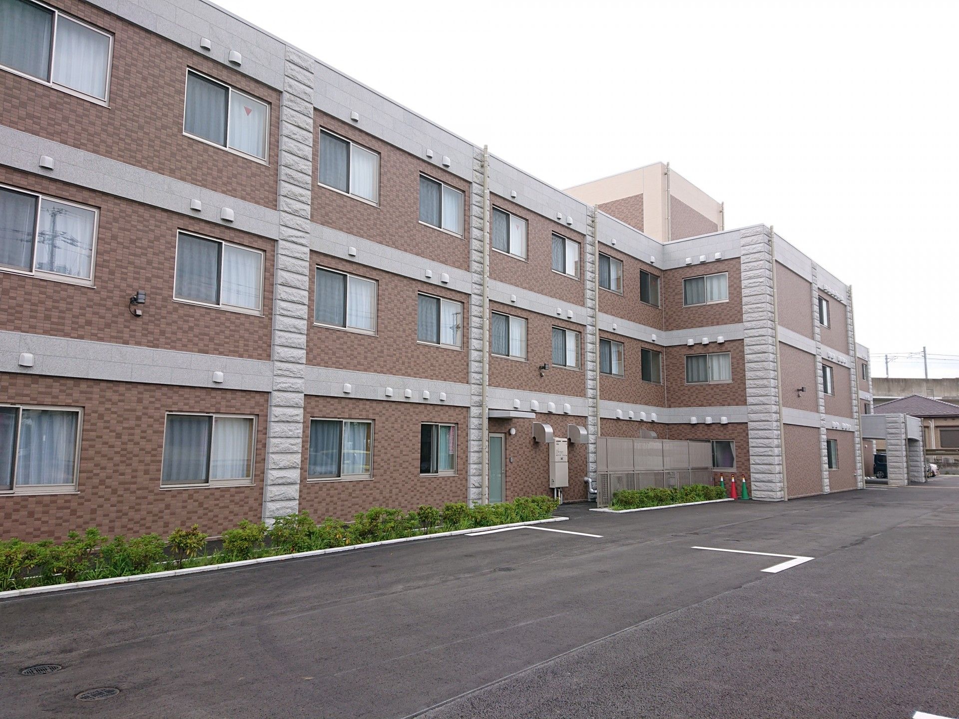 ゆったりとした外観の建物