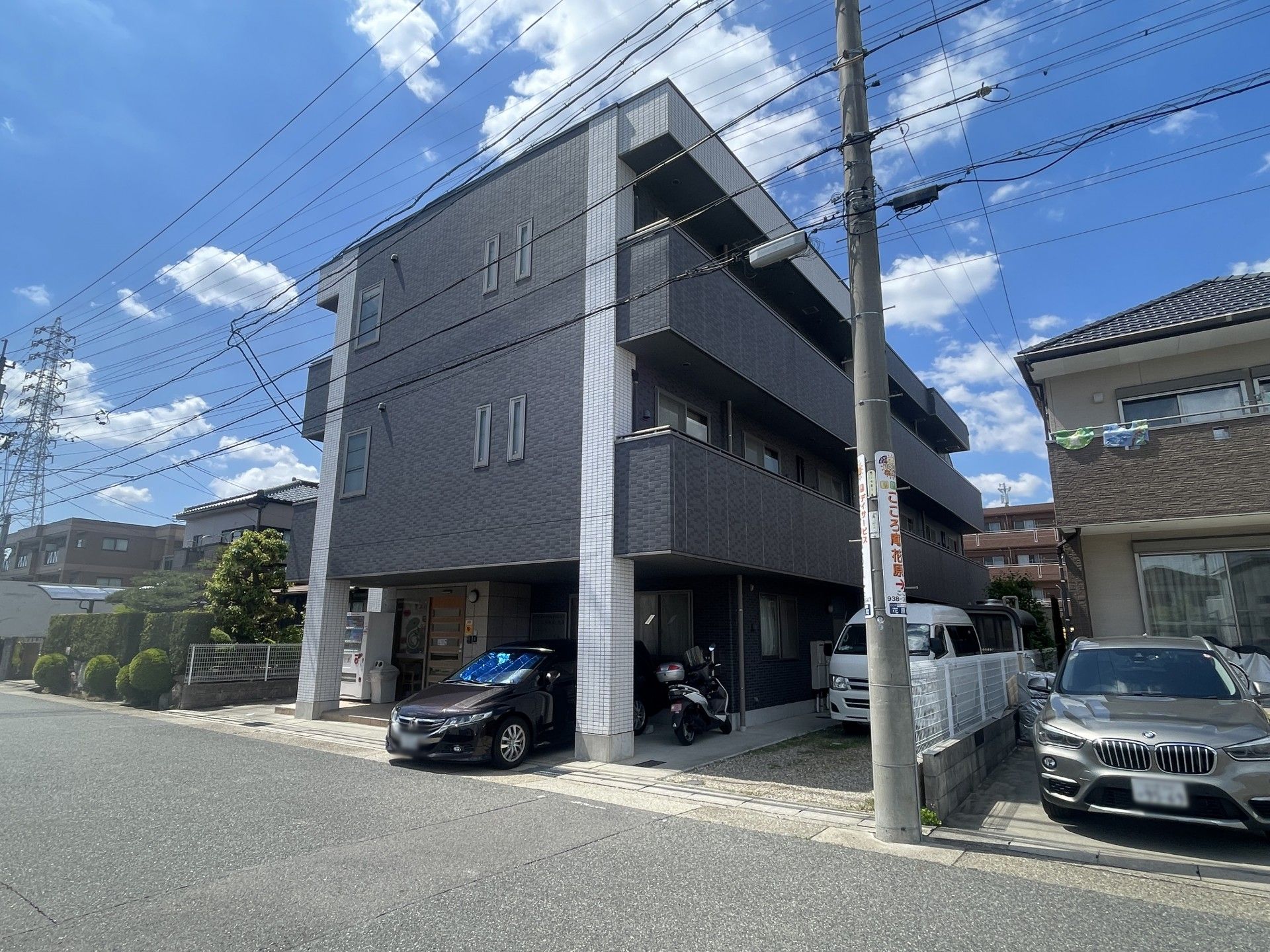 落ち着いた外観の建物
