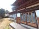 温かみのある建物の入口