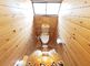 明るい木目調のトイレ空間