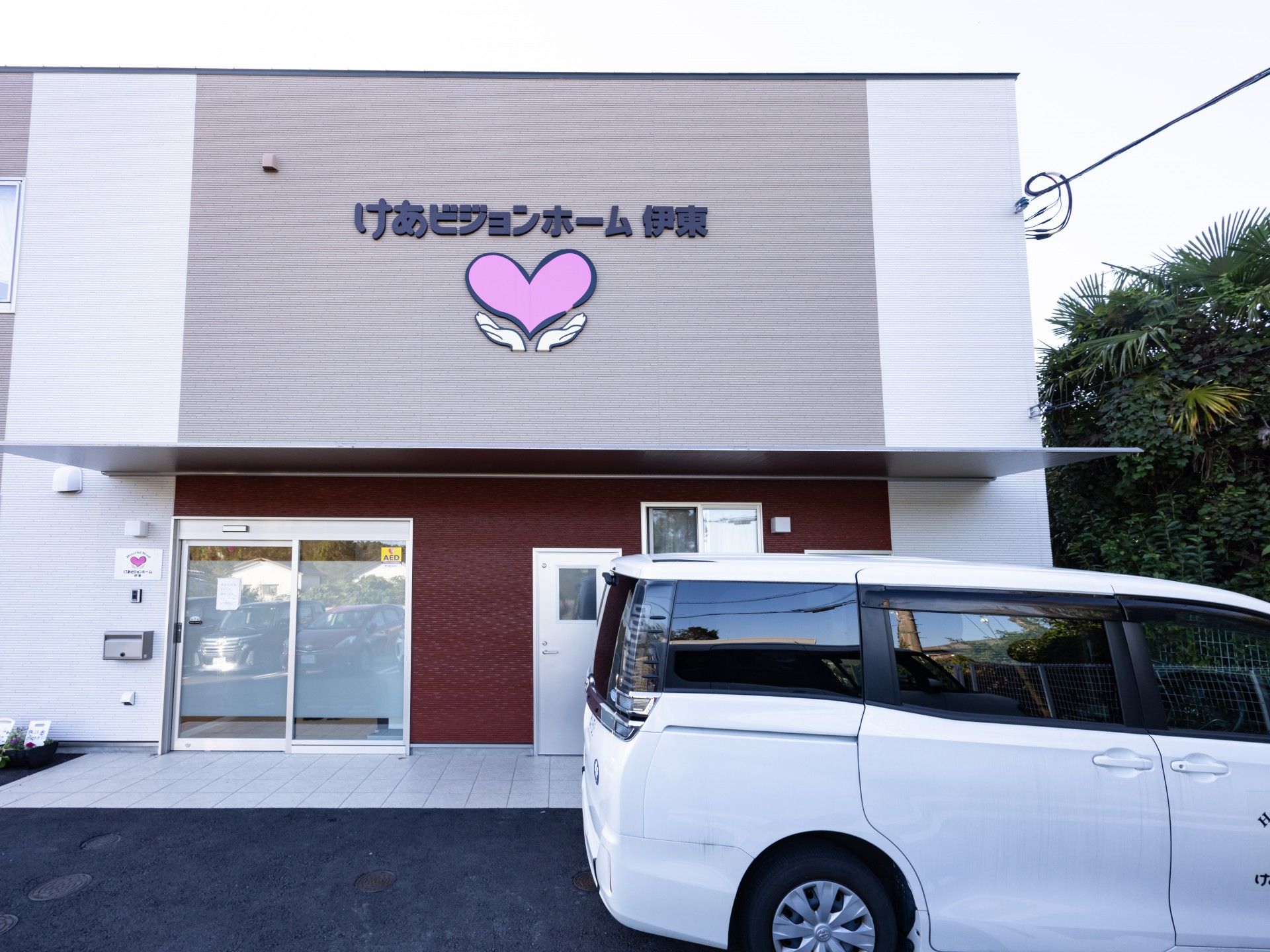 明るい外観の入口