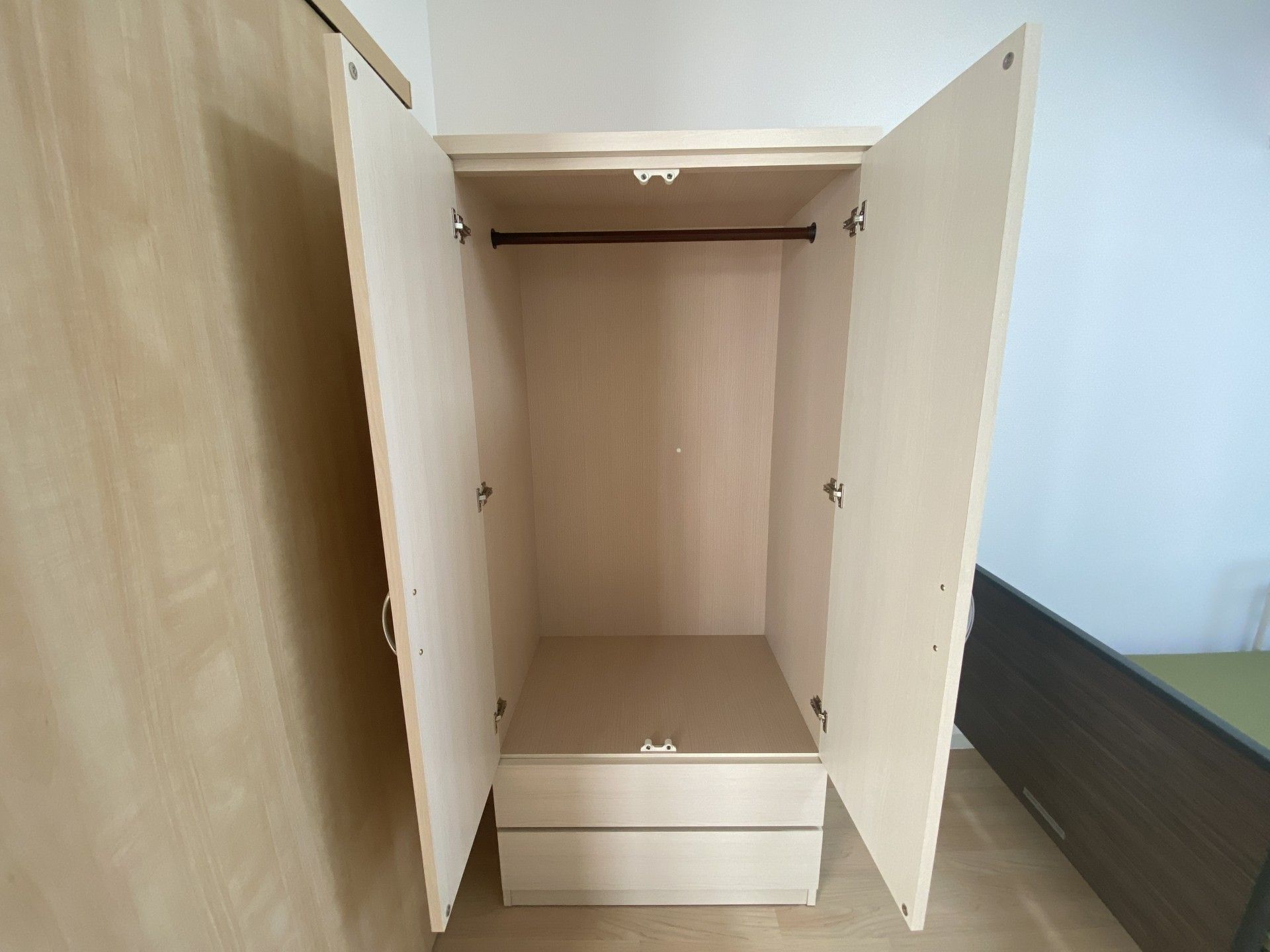 開いた扉の収納家具