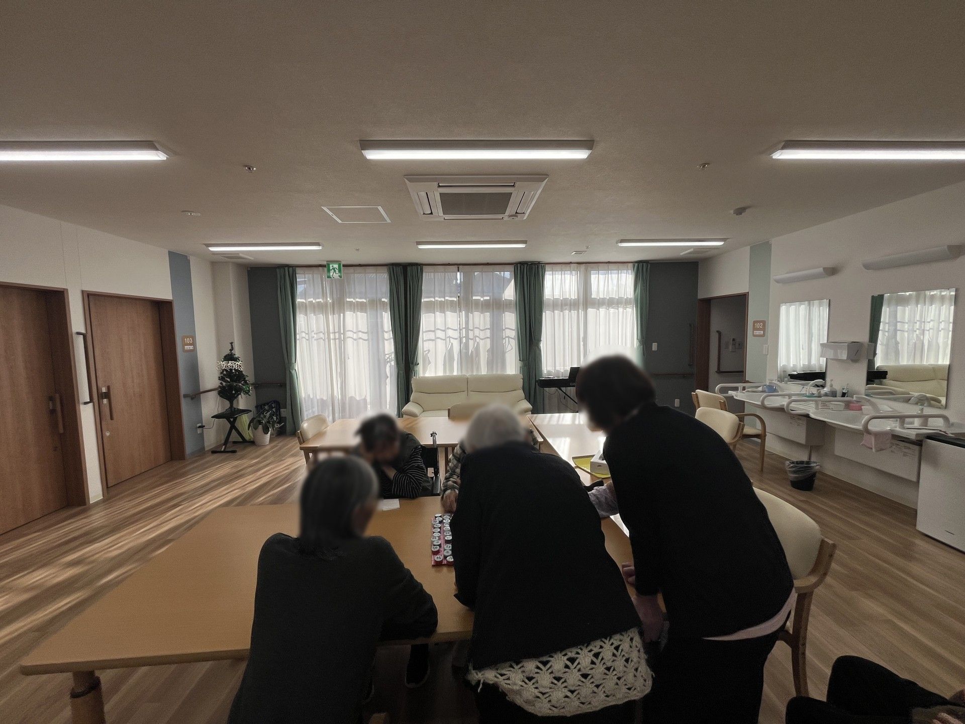 談笑する人々の居室