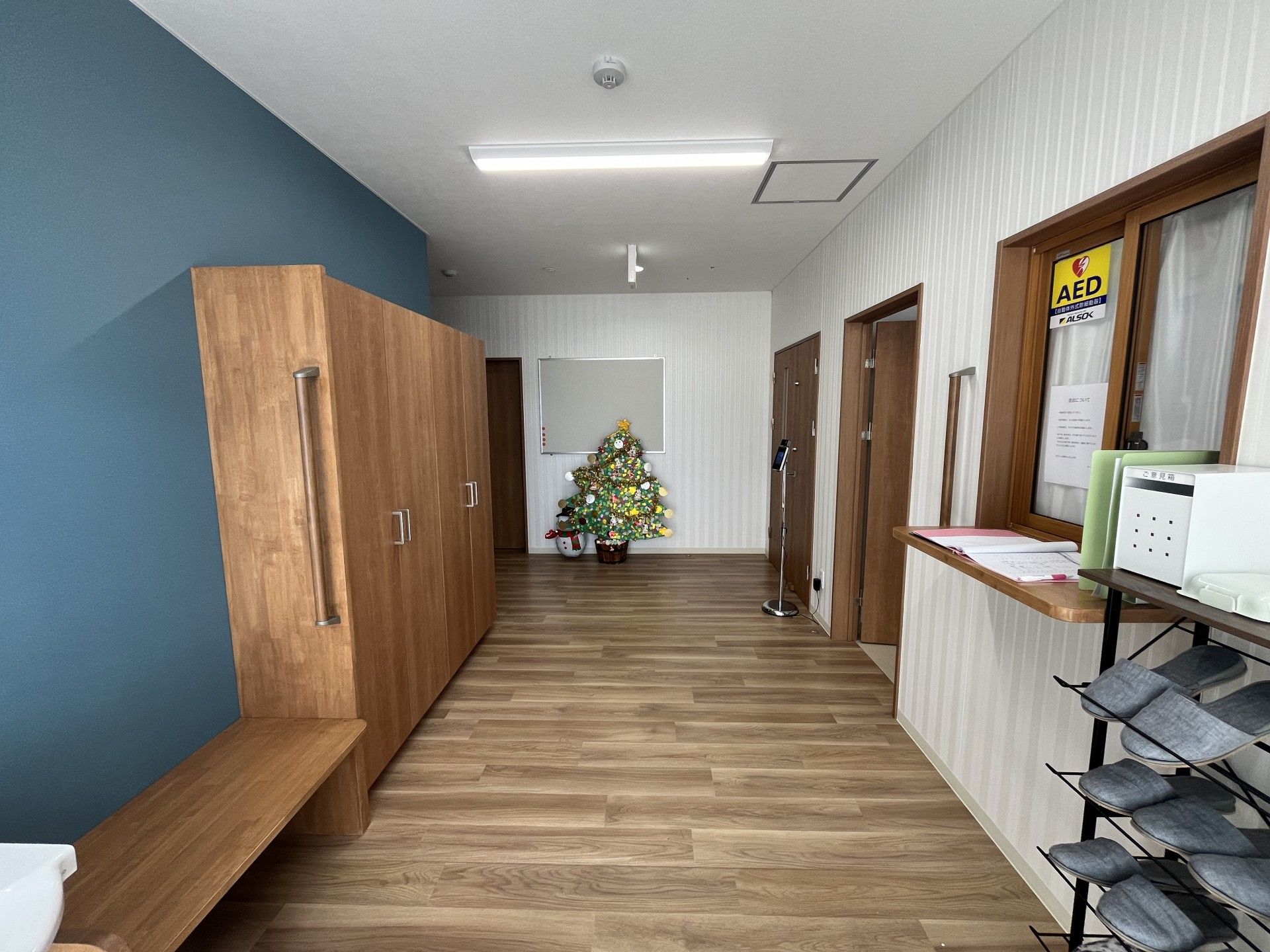 クリスマスツリーのある廊下