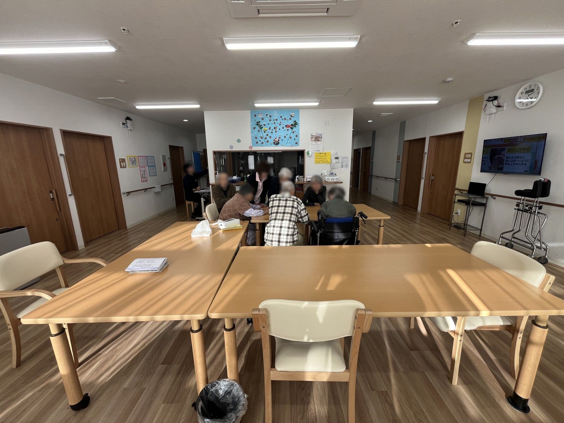 ソファに座って会話をする2人の女性