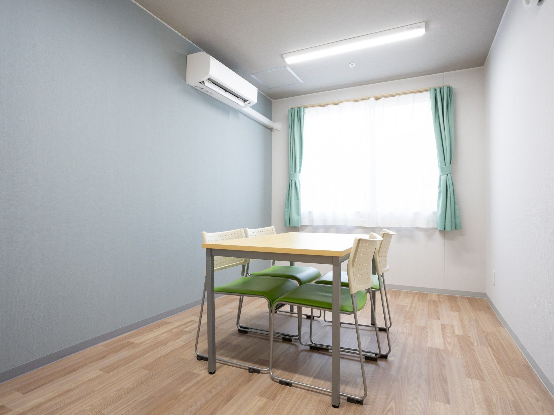 明るい部屋のテーブル