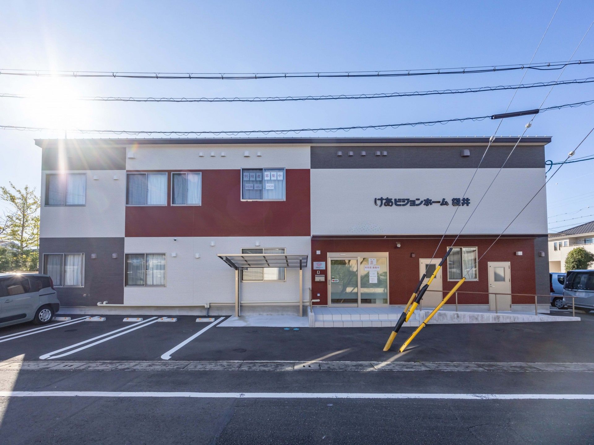 明るい外観の施設入口