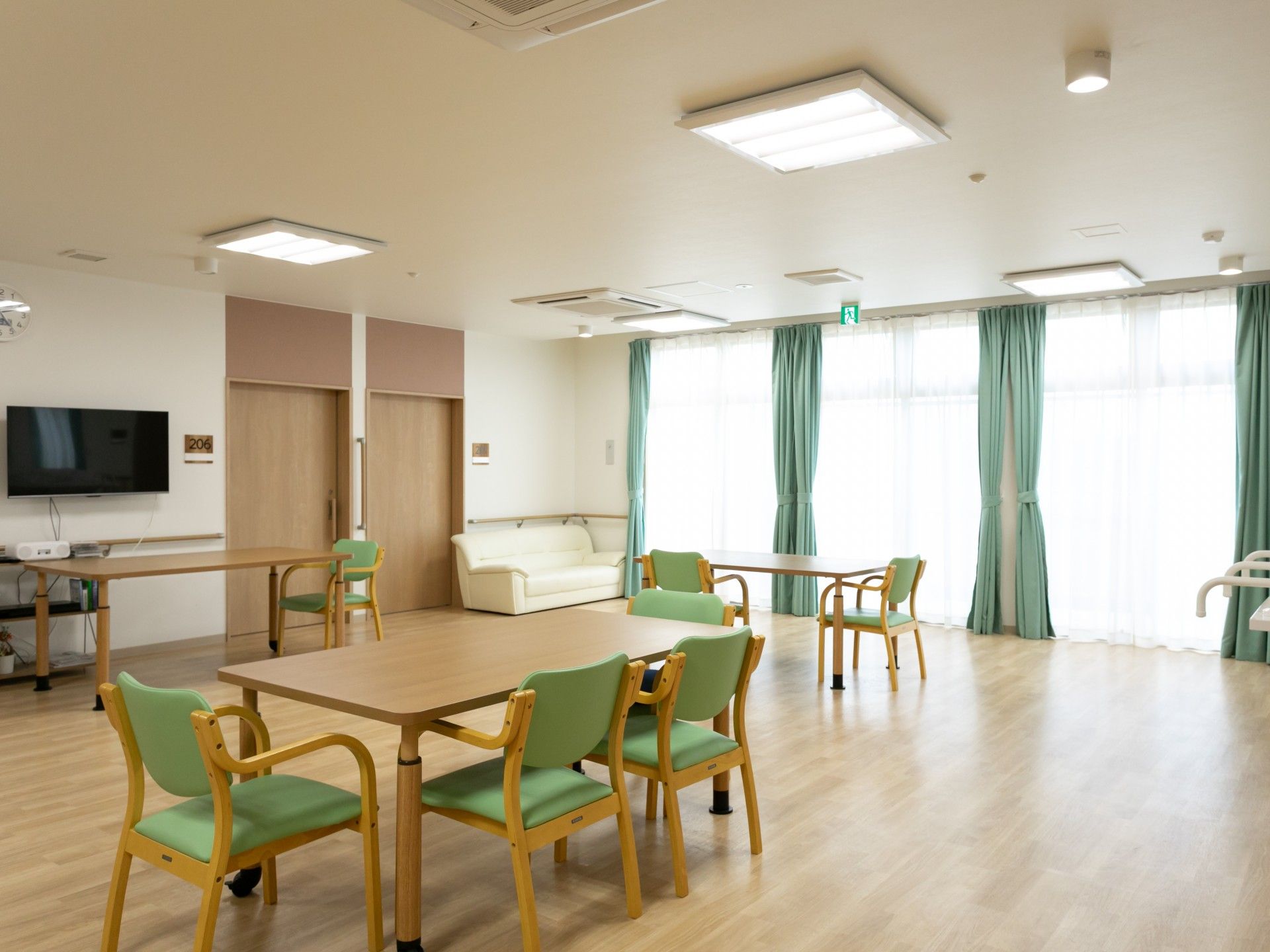 車いすに乗っている男性と寄り添う介護スタッフ