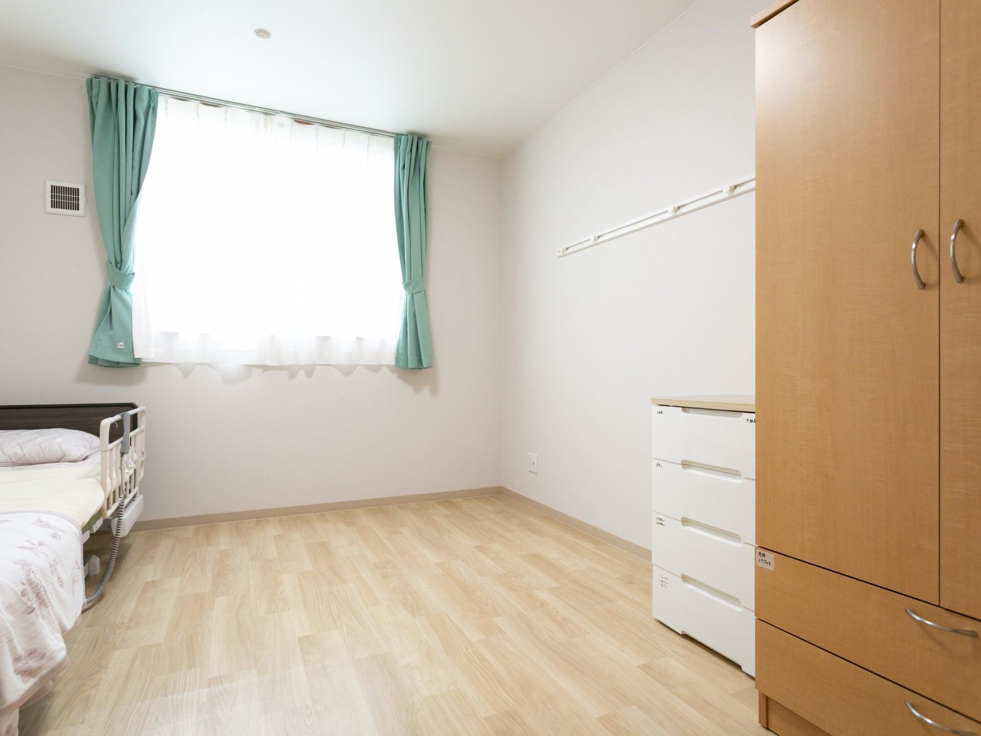 明るい個室の一角