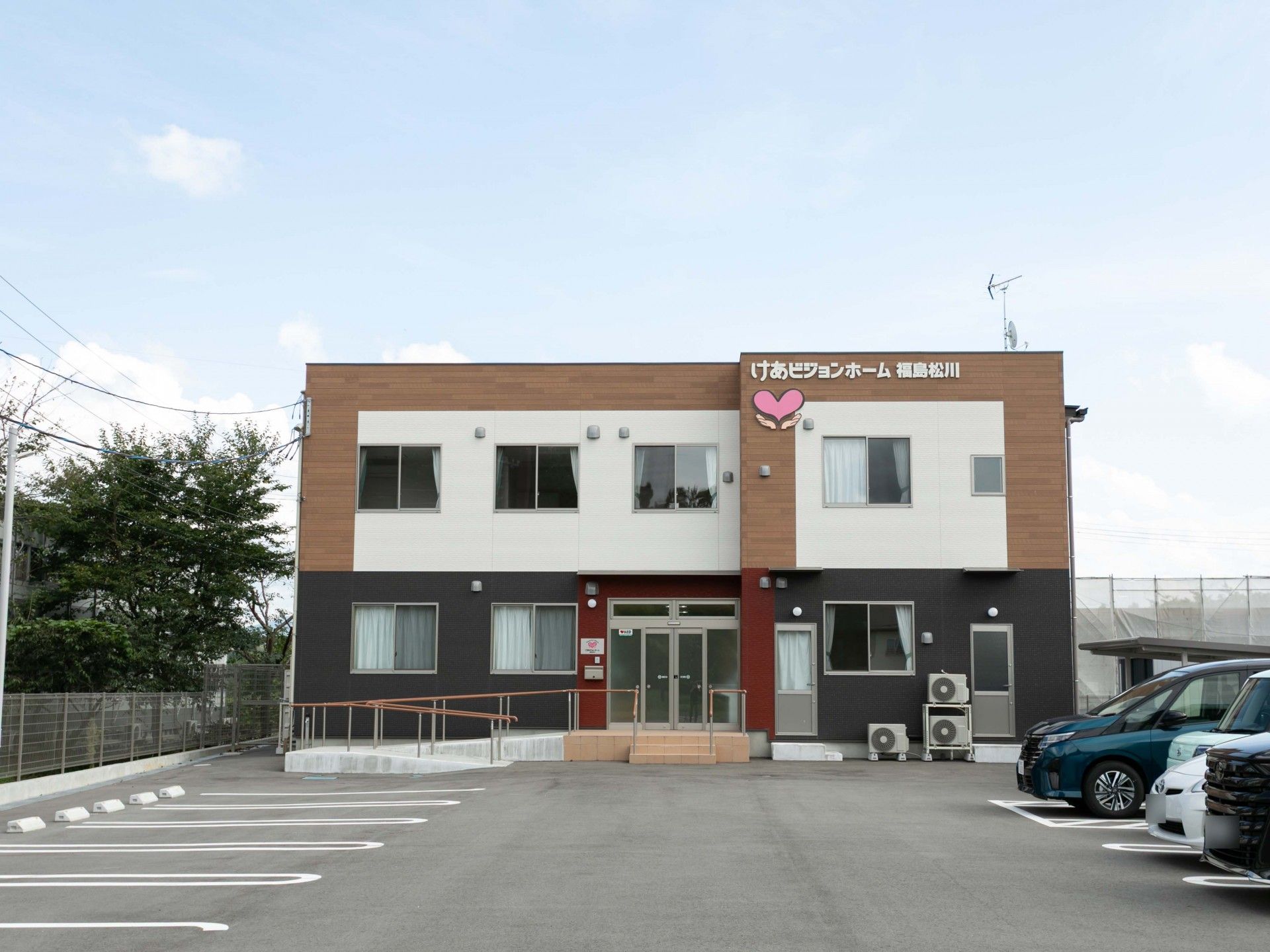 駐車場のある建物外観