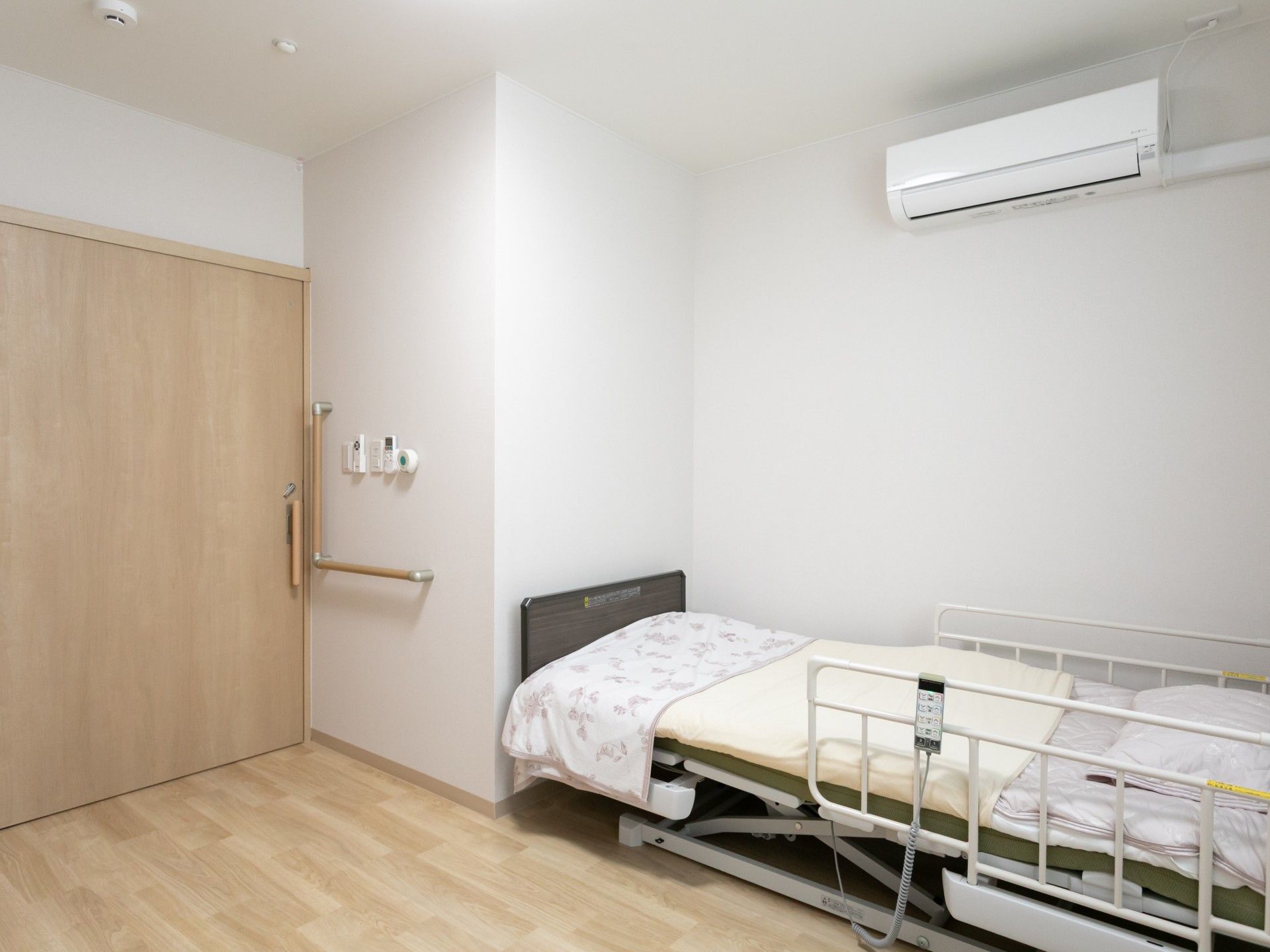 仲良く食事をしている高齢の男性と女性