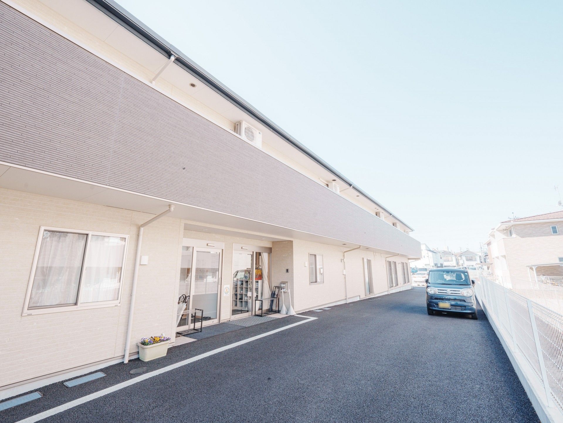 いすに座ってくつろぐ高齢の男性