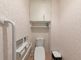 バリアフリー設計のトイレ空間