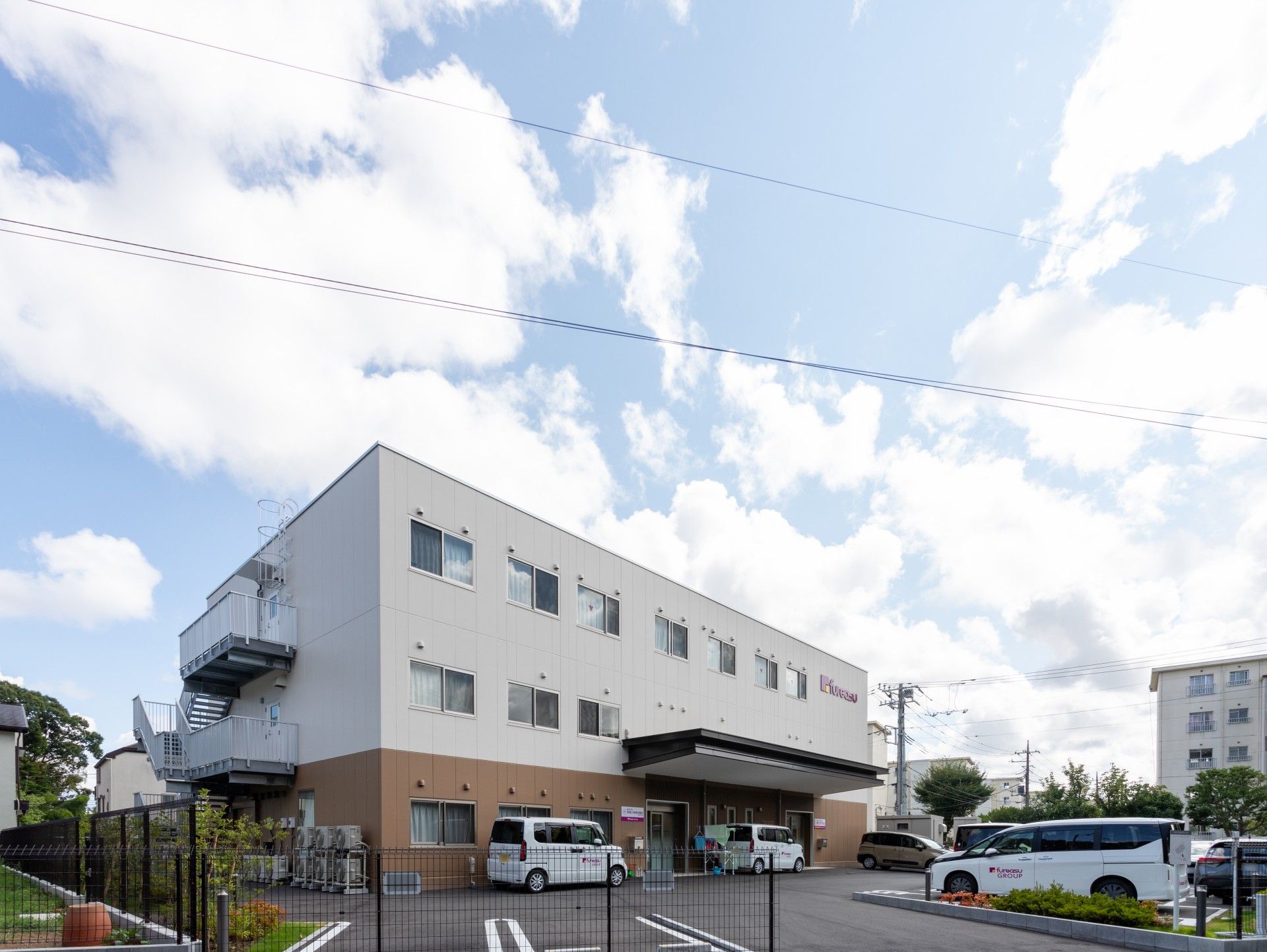 明るく広々とした建物外観