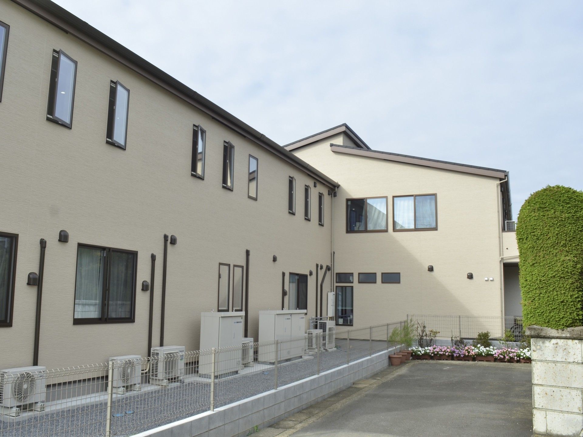 ゆったりとした外観の建物