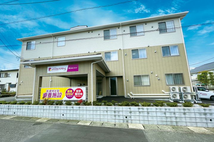 フレアスのロゴが入っている3階建て老人ホーム