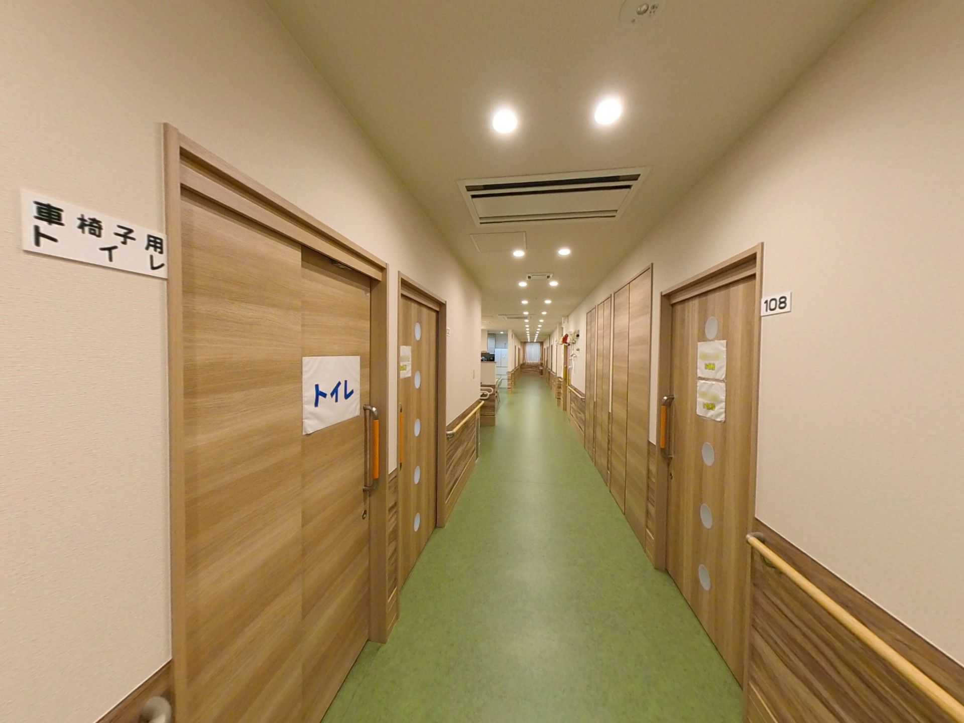明るい廊下とトイレ