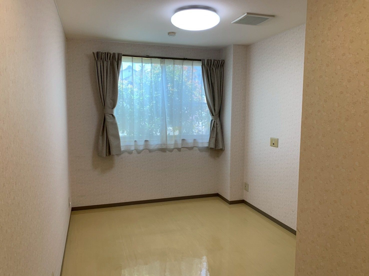 窓際の明るい部屋