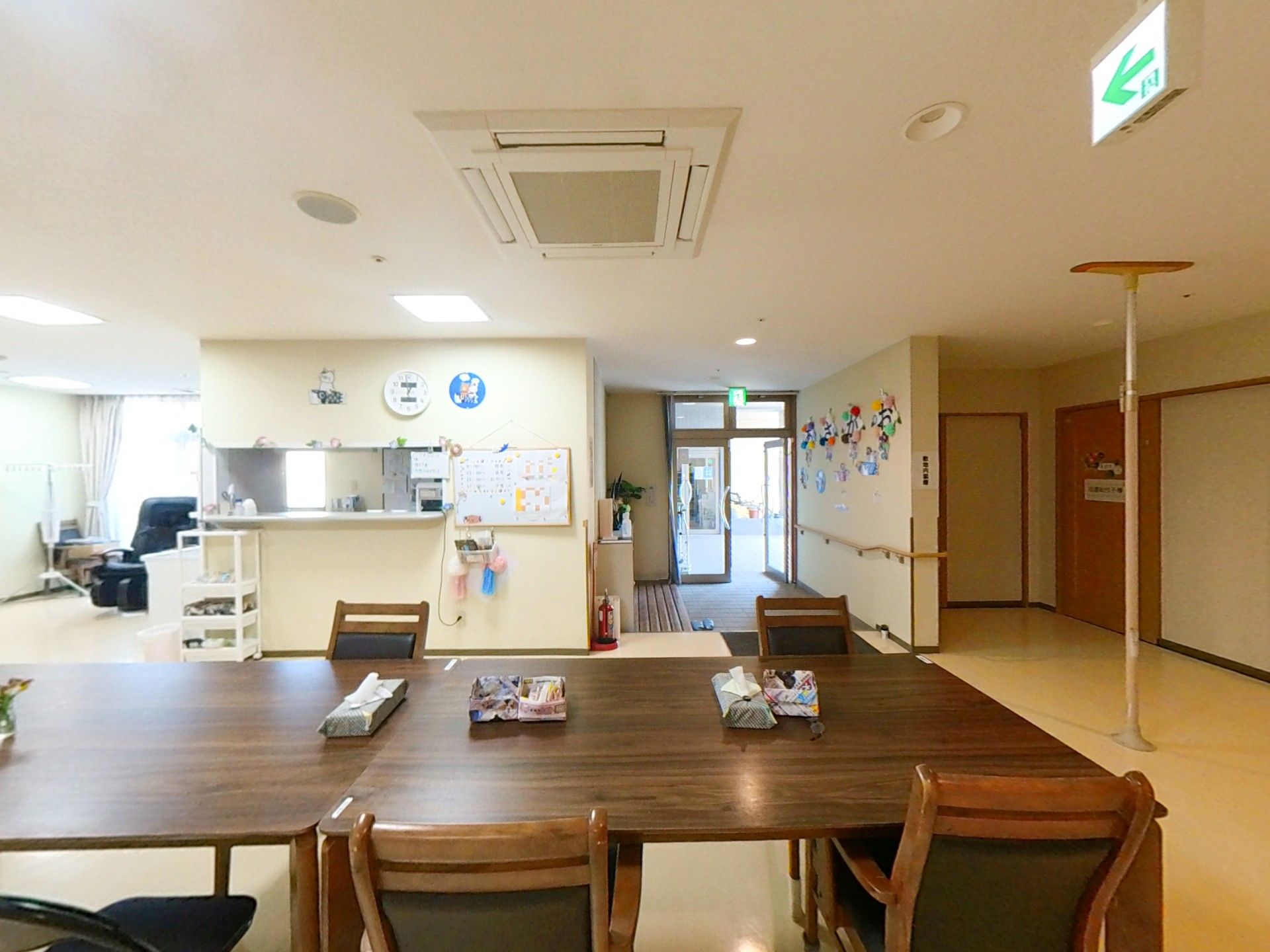 広いテーブルのある部屋