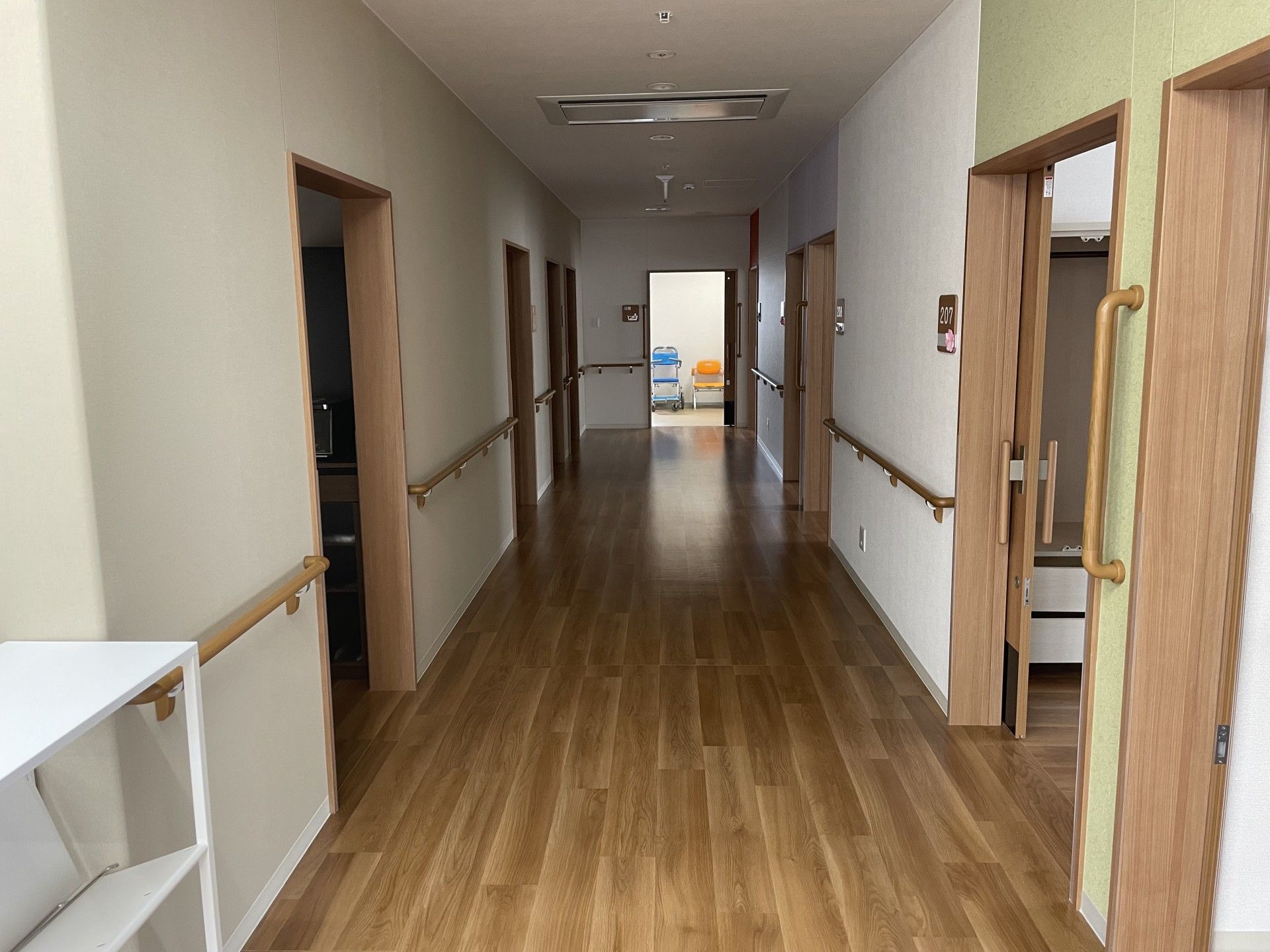 明るく広々とした廊下