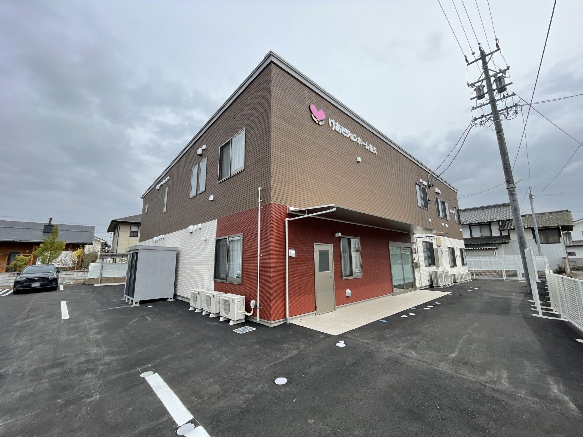 ゆったりとした外観の建物