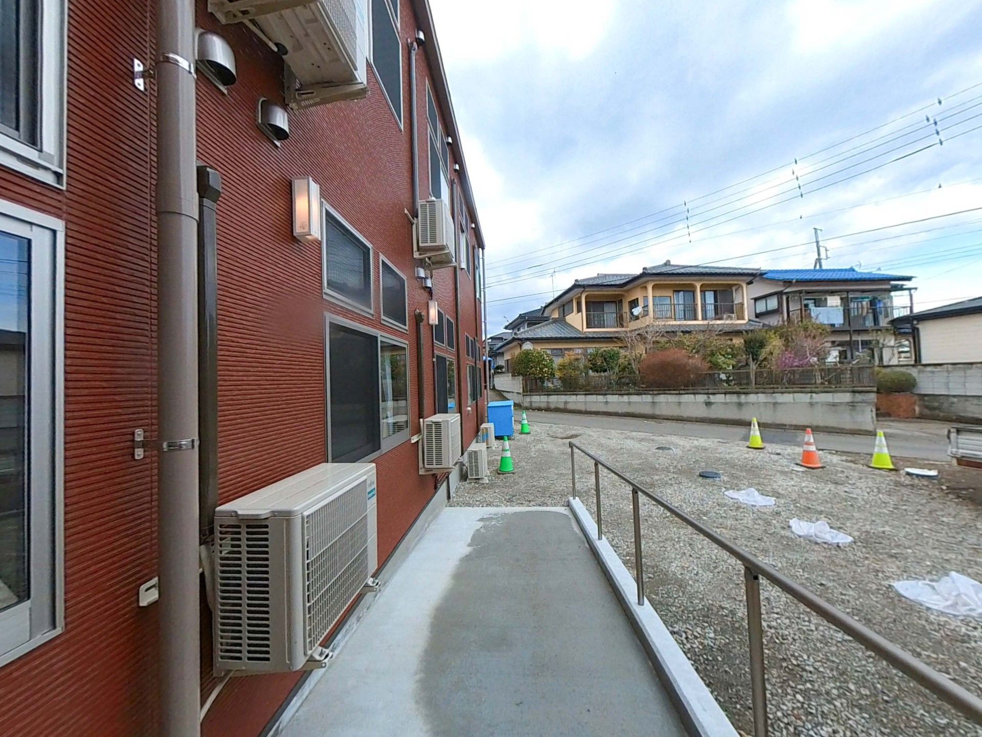 赤茶色の建物の外観