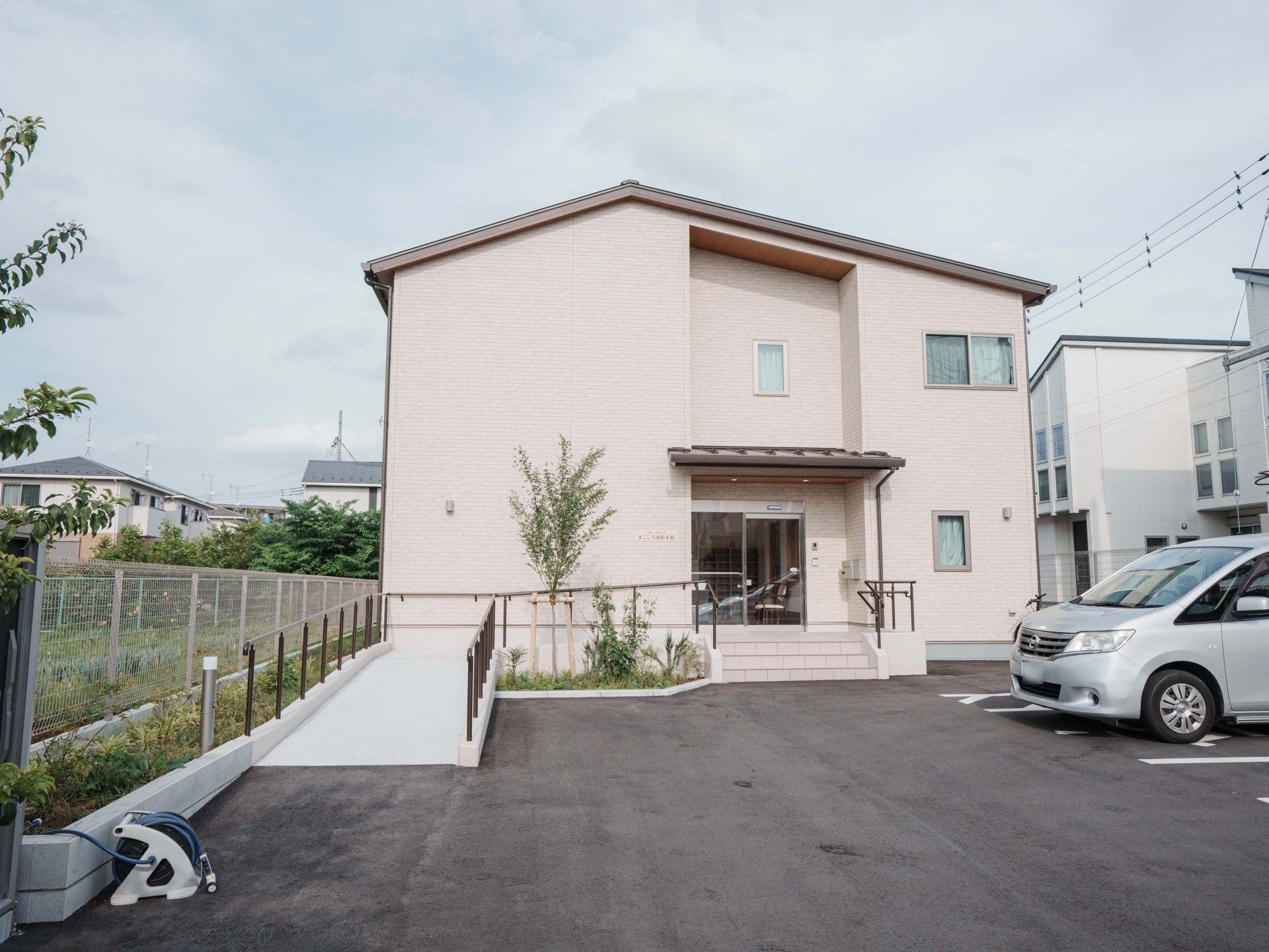 明るい外観の建物入口