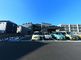 広々とした駐車場の全景