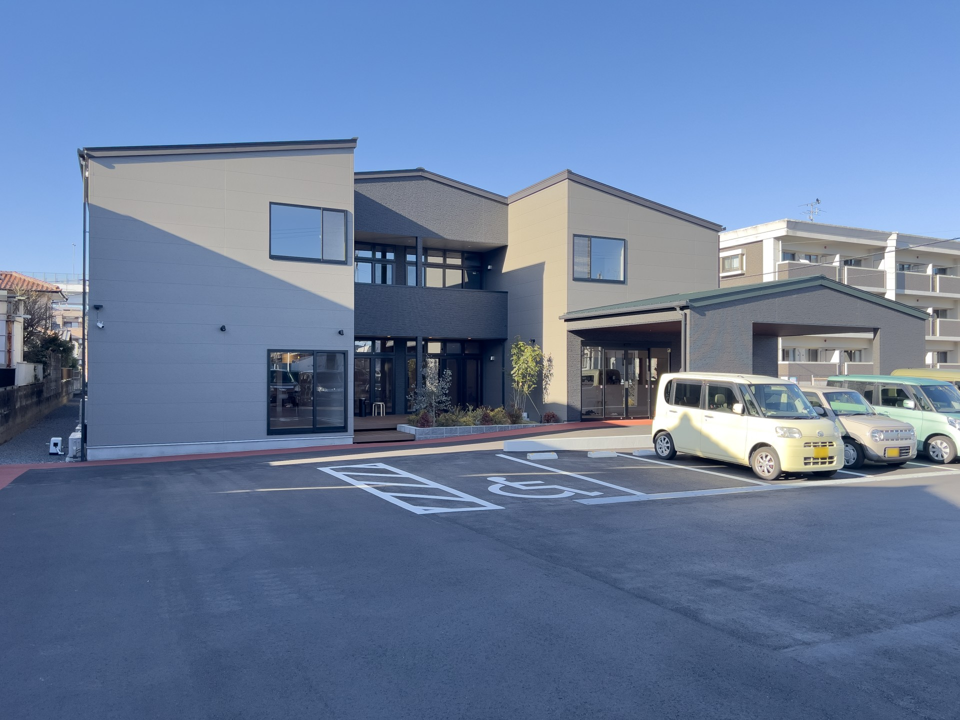 広々とした駐車場の建物