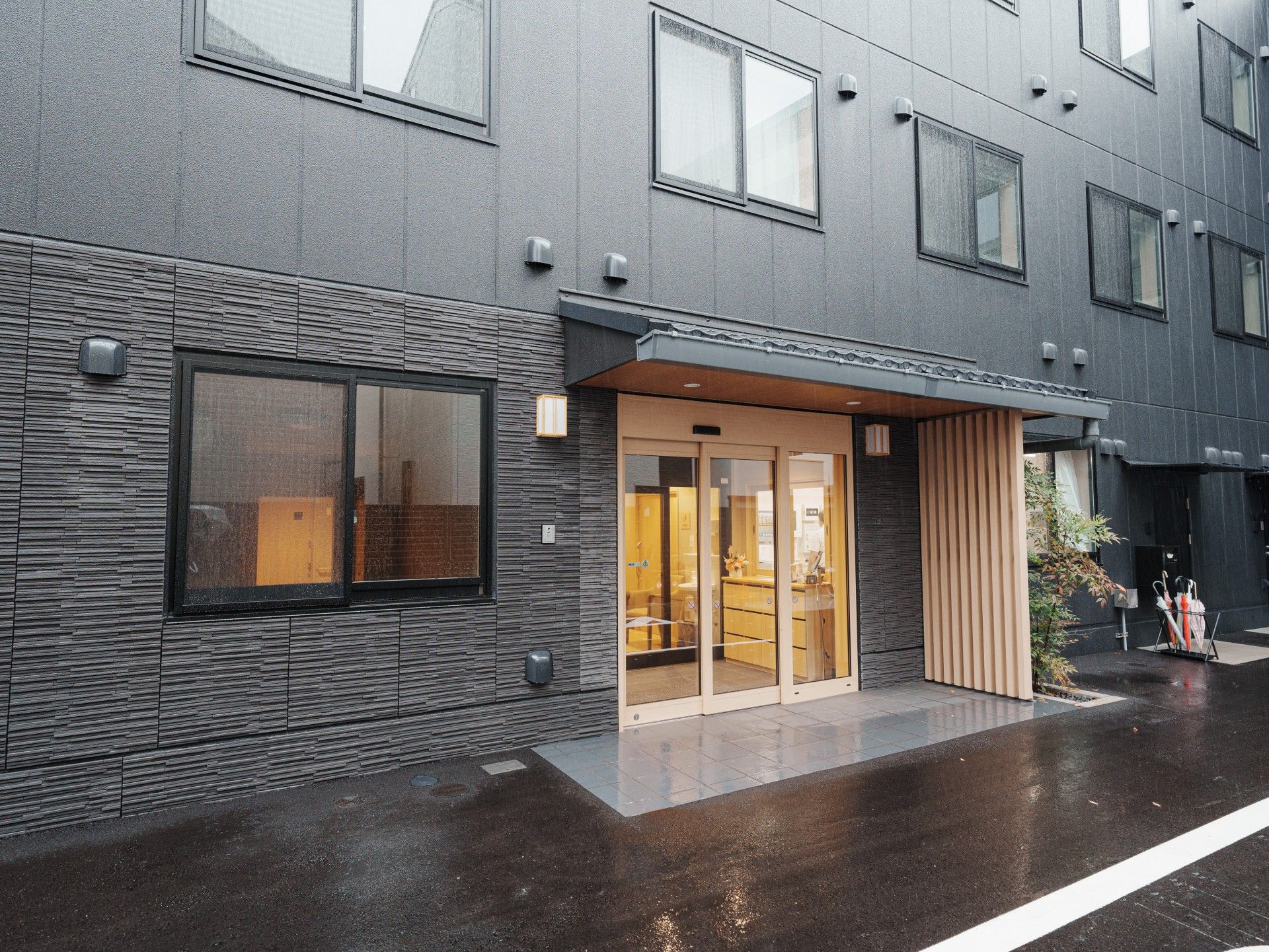 入口が広い建物の外観