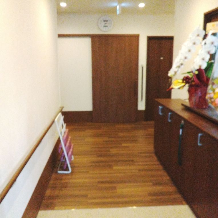 温かみのある廊下の風景