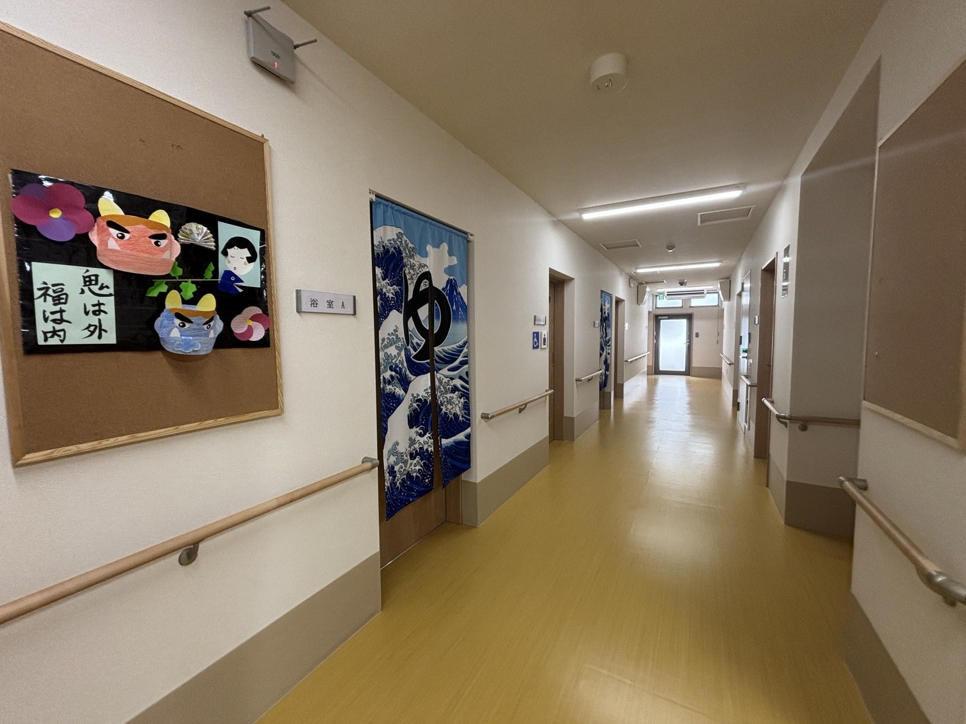明るい廊下と浴室の入口