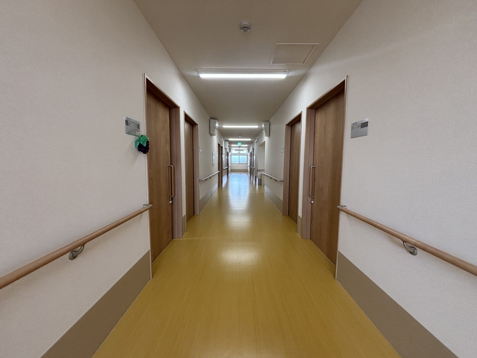 安全な手すり付き廊下