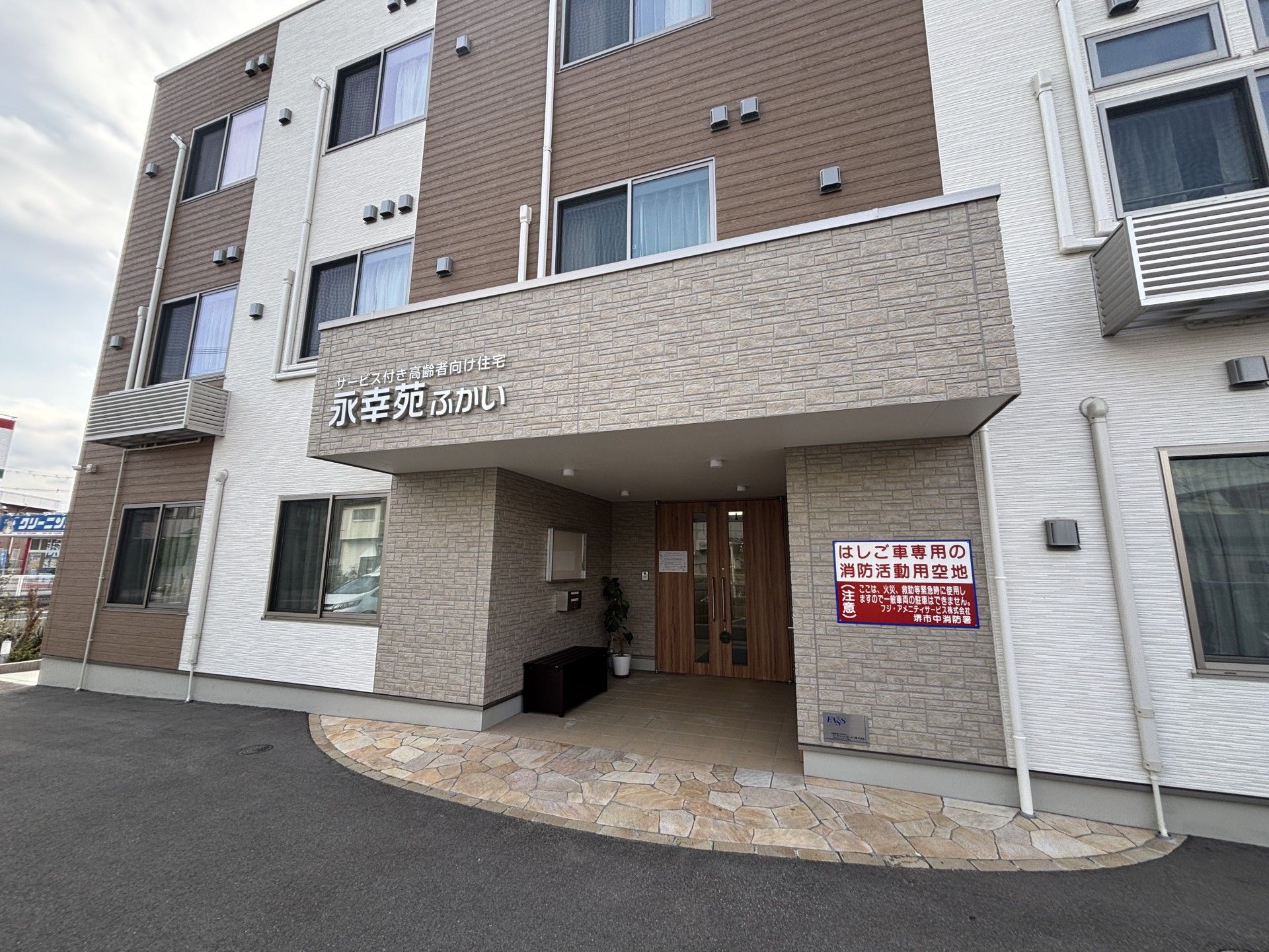 エントランスの外観
