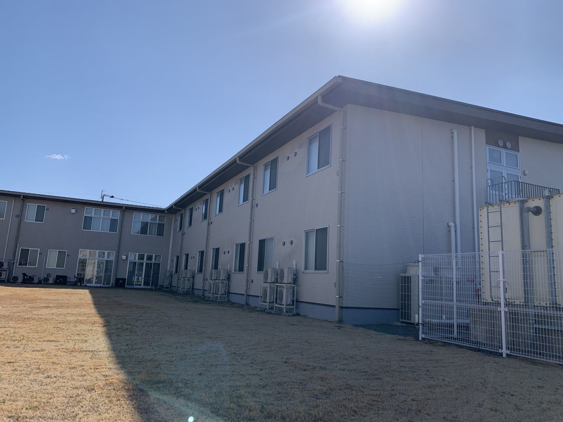 日差しが差し込む建物外観